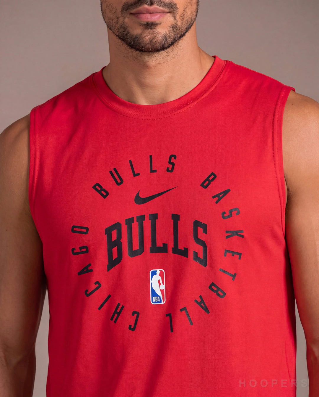 לוגו שיקגו בולס על גופיית אימון HOOPERS