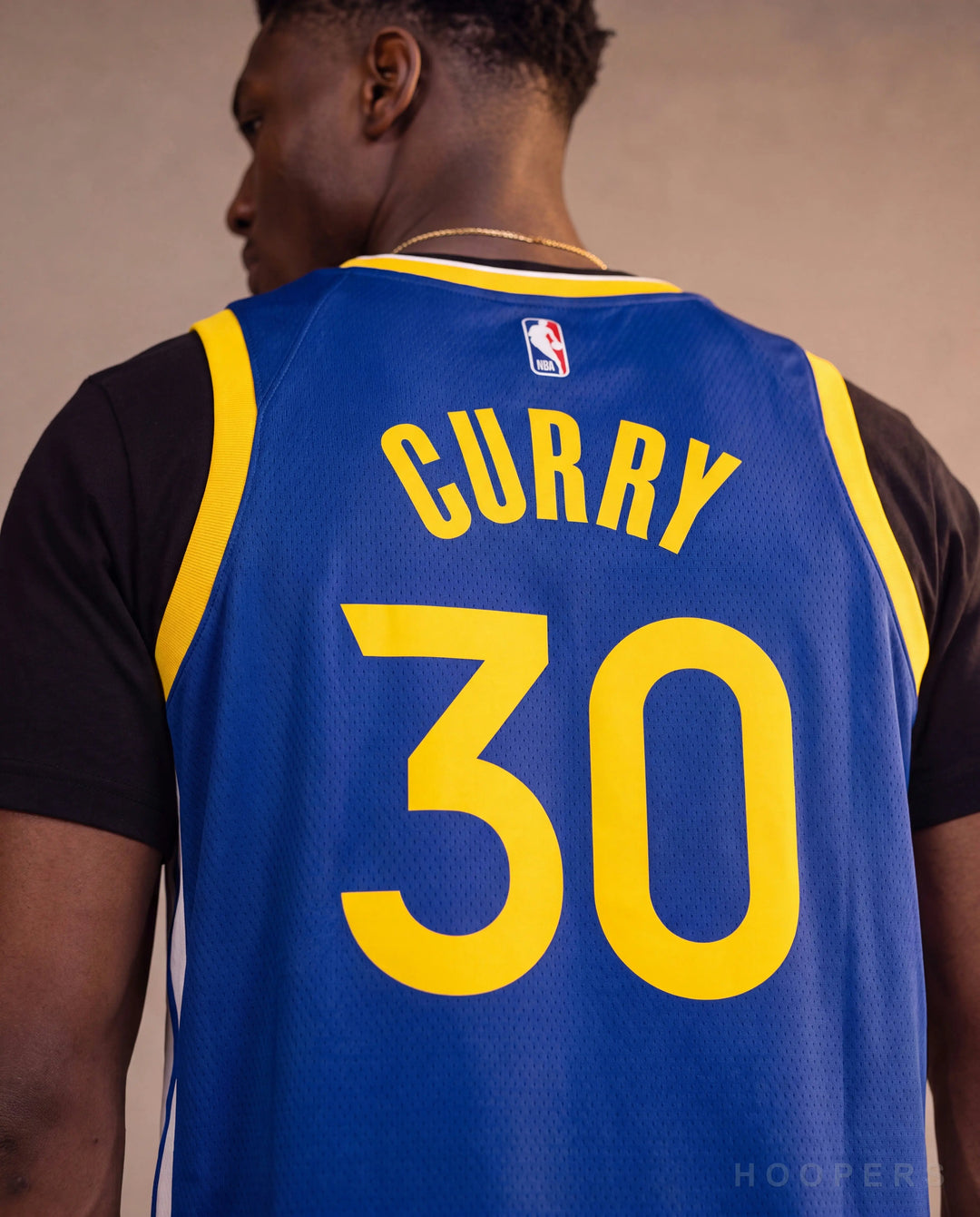 HOOPERS - פרט גב: שם CURRY ומספר 30 בצהוב על גופיית גולדן סטייט