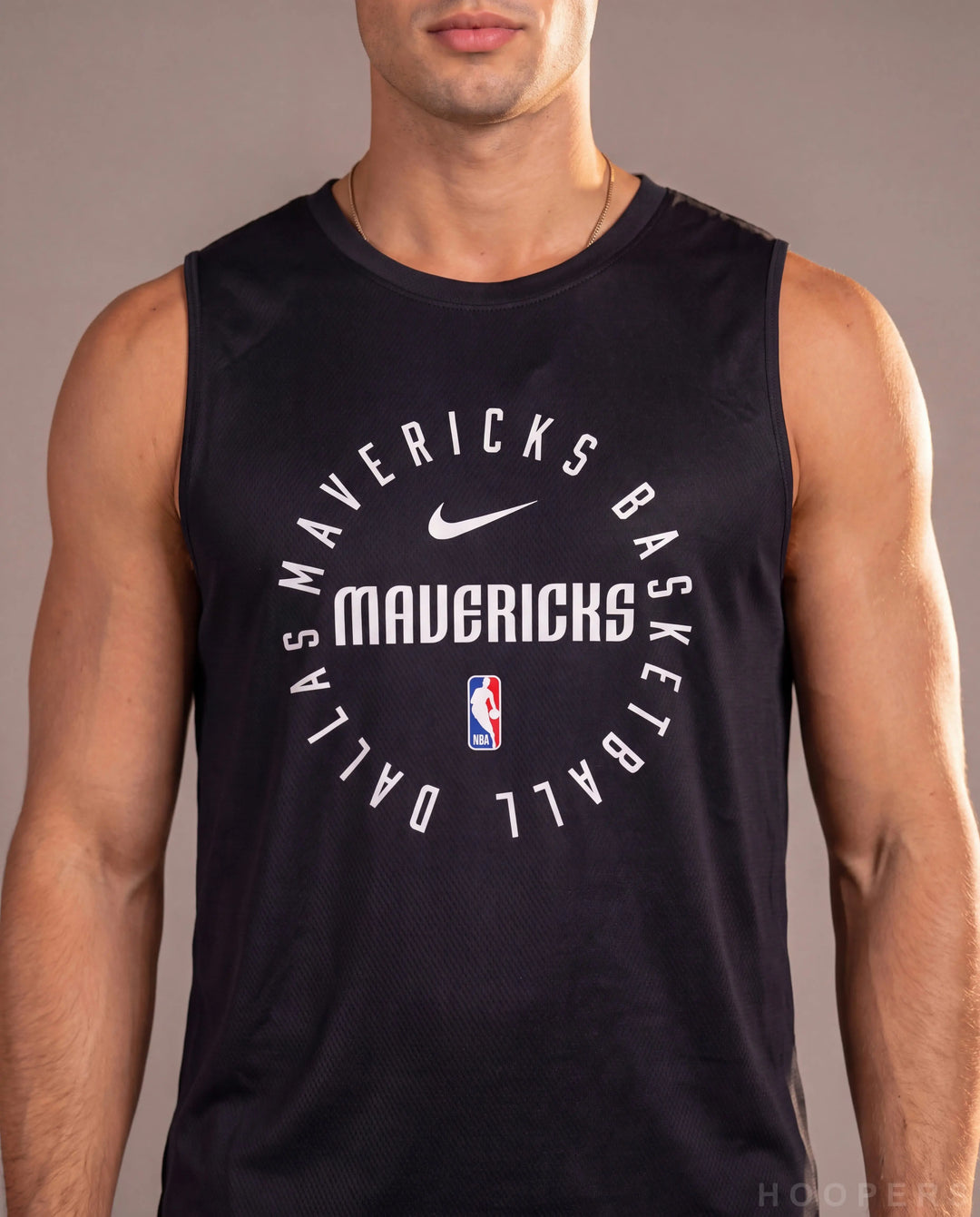 לוגו דאלאס מאבריקס על גופיית אימון HOOPERS