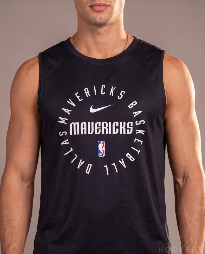 לוגו דאלאס מאבריקס על גופיית אימון HOOPERS