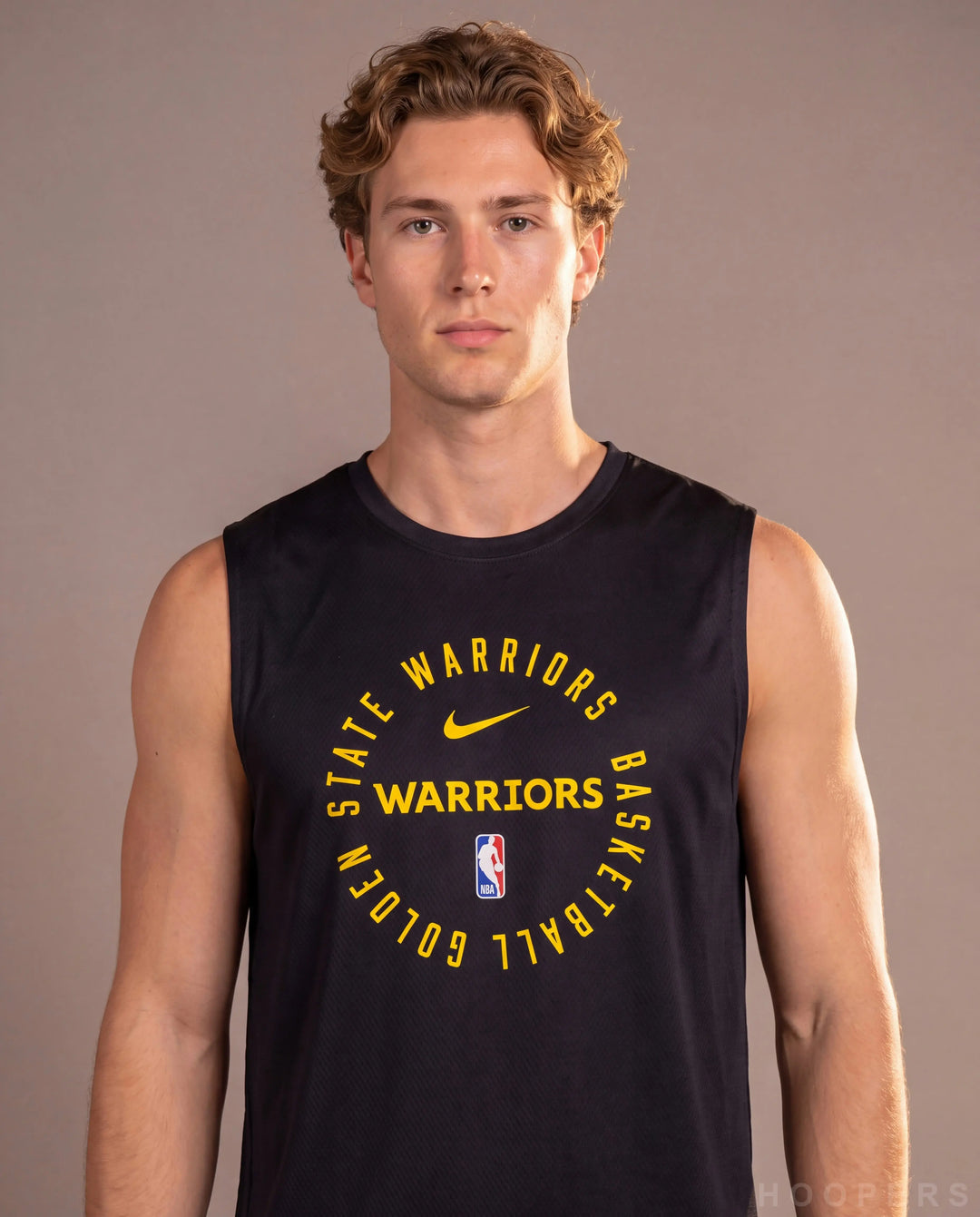 לוגו גולדן סטייט ווריורס על גופיית אימון HOOPERS
