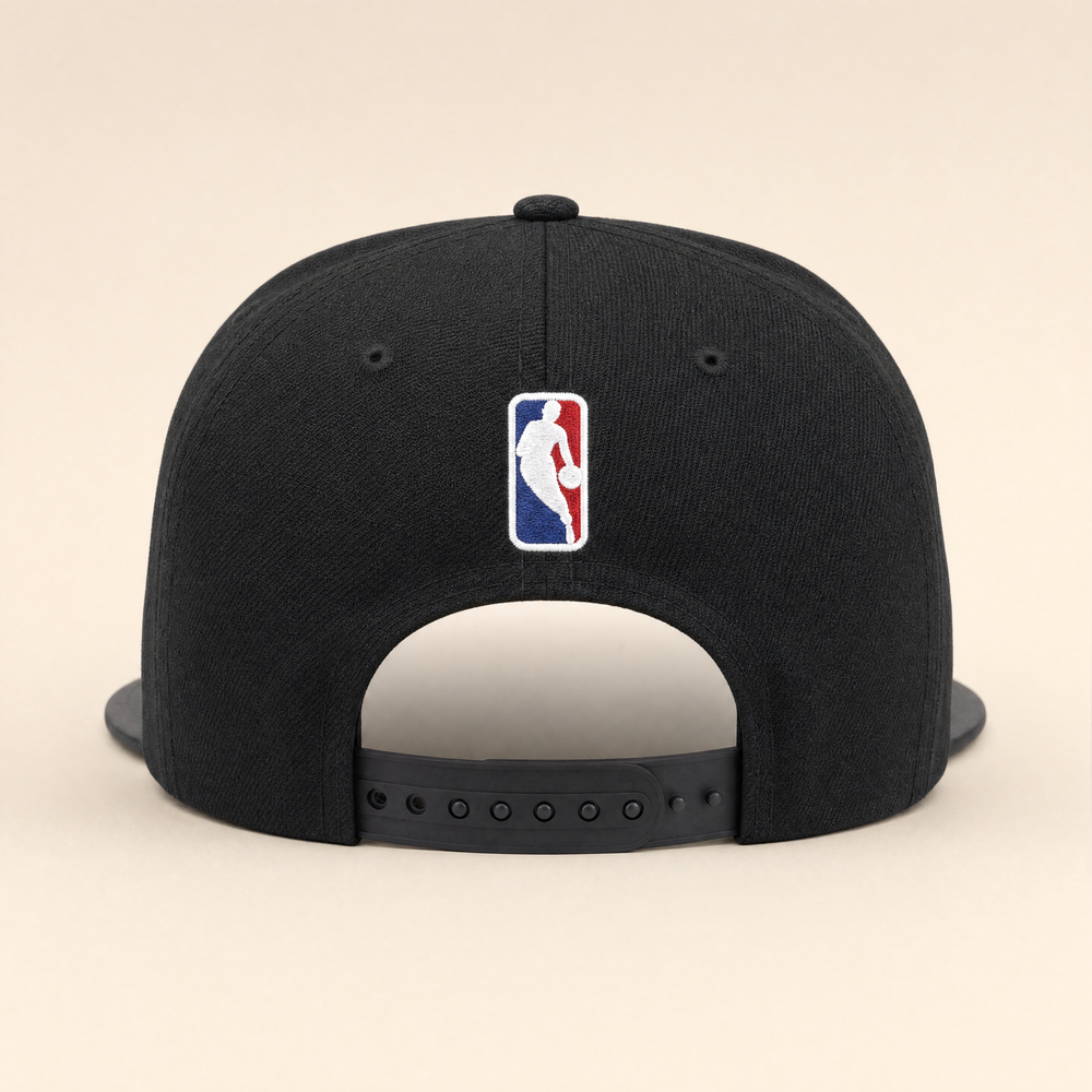 כובע סנאפבק שיקגו בולס - גב עם לוגו NBA וסגירה מתכווננת