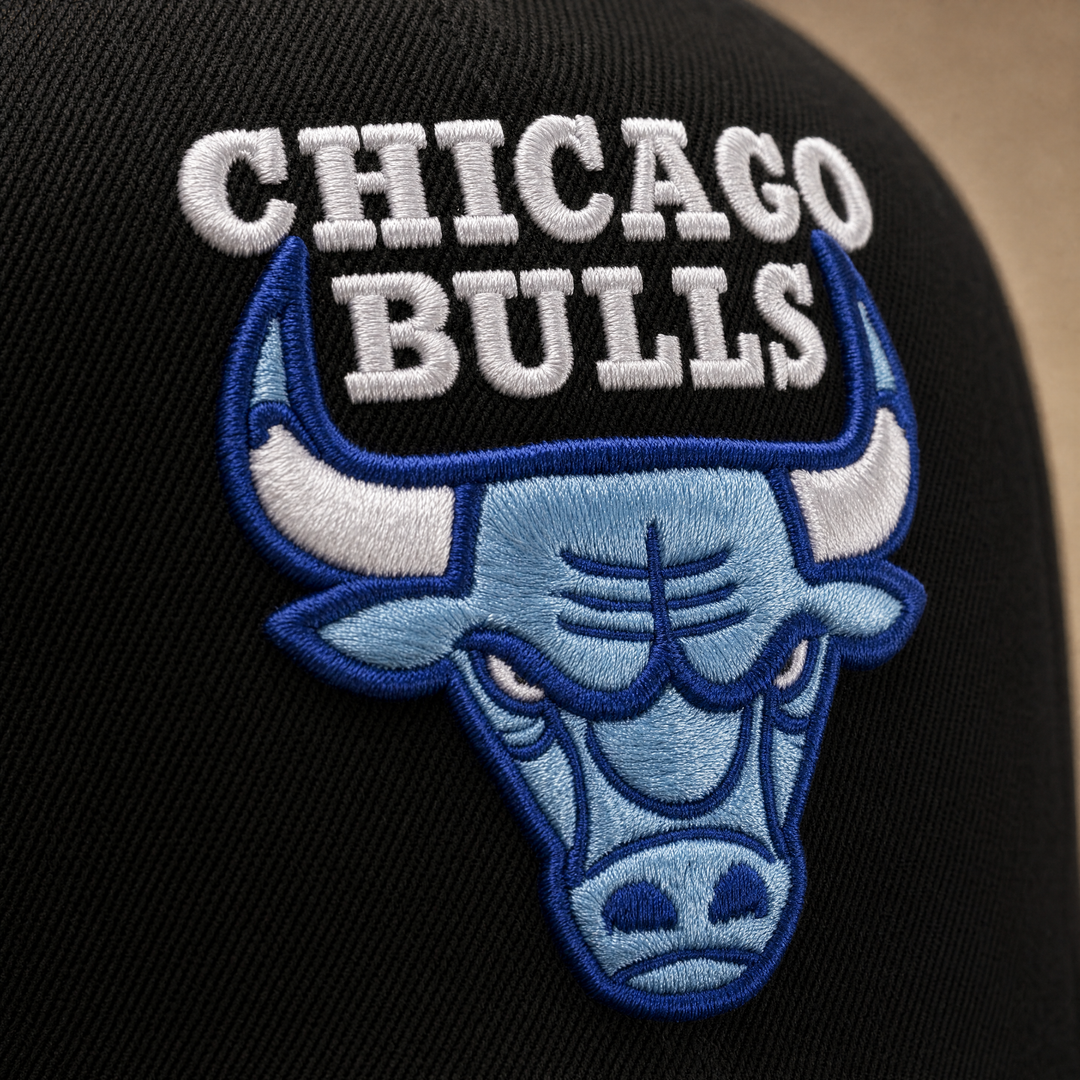 רקמת CHICAGO BULLS ושור תכלת על בד שחור - מאקרו