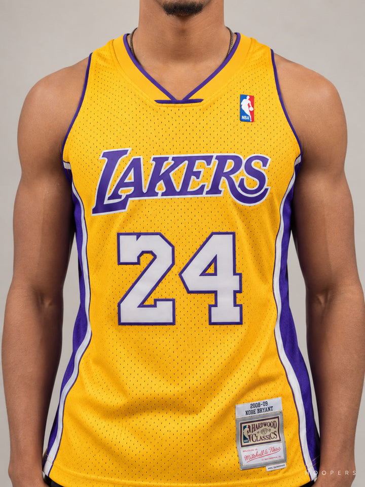 גופיית NBA קובי בראיינט לוס אנג'לס לייקרס – רטרו 2008/09 — תקריב חזית