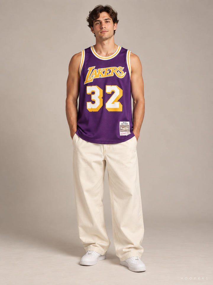 גופיית NBA מג'יק ג'ונסון לוס אנג'לס לייקרס – סגול רטרו 1984/85 — מבט קדמי