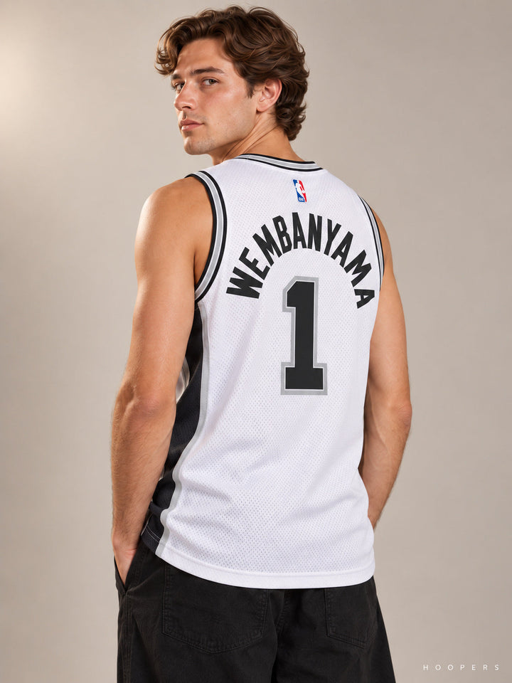 גופיית NBA ויקטור וומבניאמה סן אנטוניו ספרס – לבן — תקריב גב