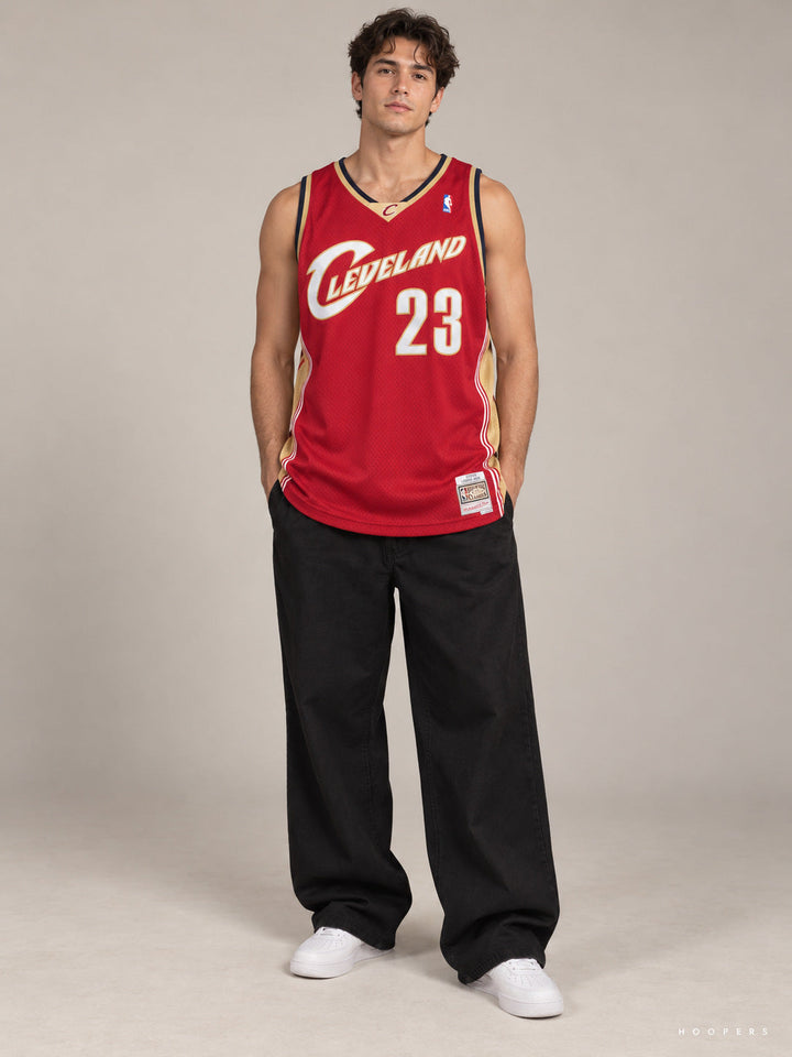 גופיית NBA לברון ג'יימס קליבלנד קאבלירס – אדום רטרו 2003/04 — מבט קדמי