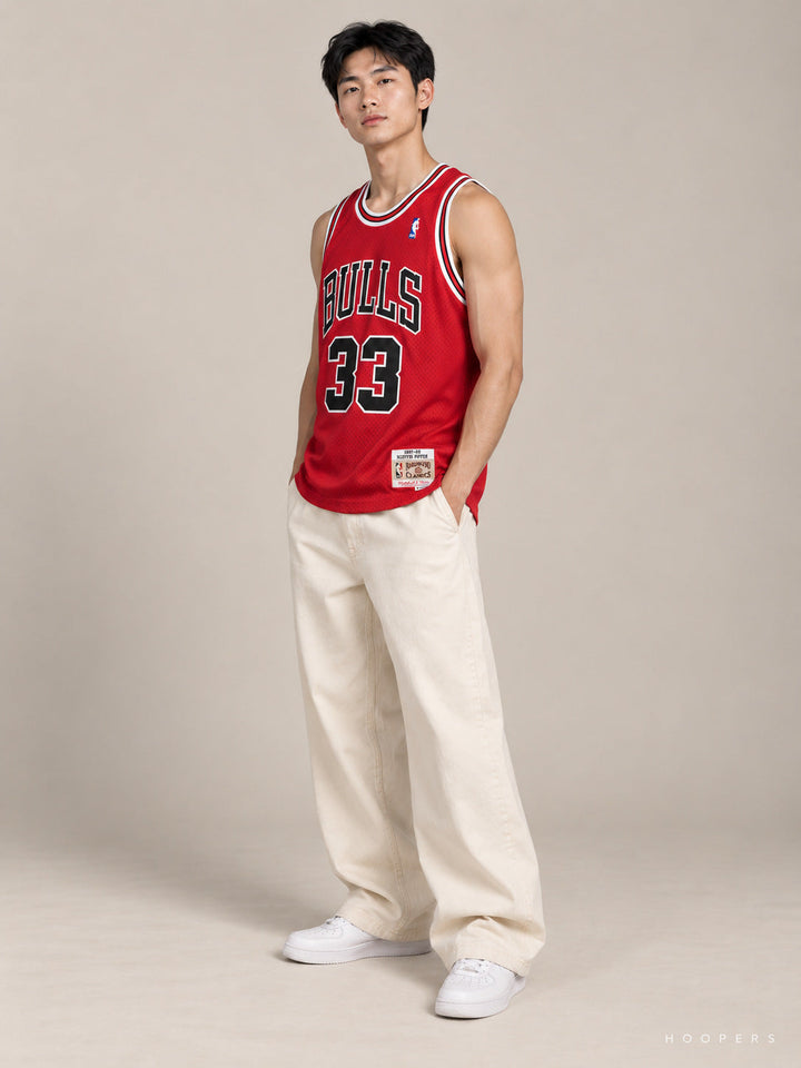 גופיית NBA סקוטי פיפן שיקגו בולס – אדום רטרו 1997/98 — מבט צד