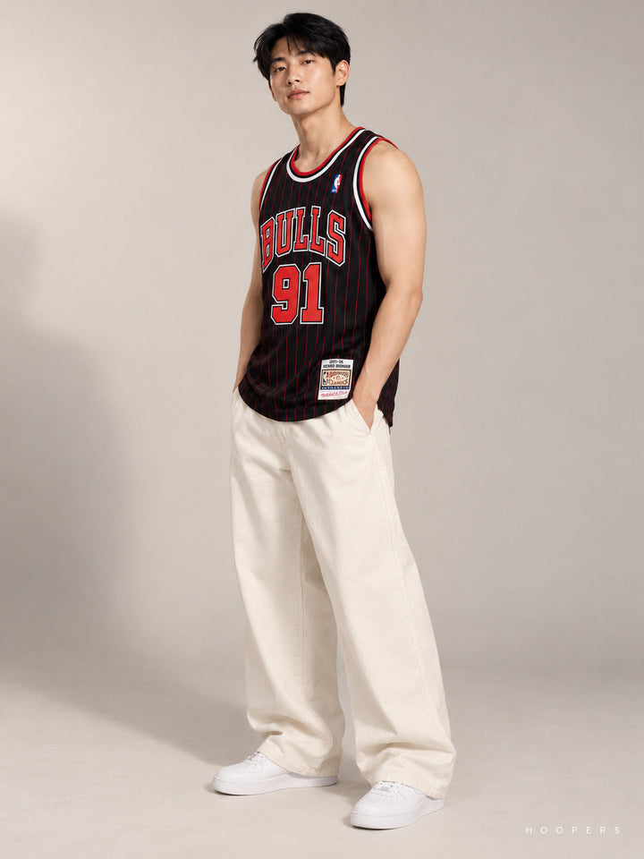 גופיית NBA דניס רודמן שיקגו בולס – שחור רטרו 1995/96 — מבט צד