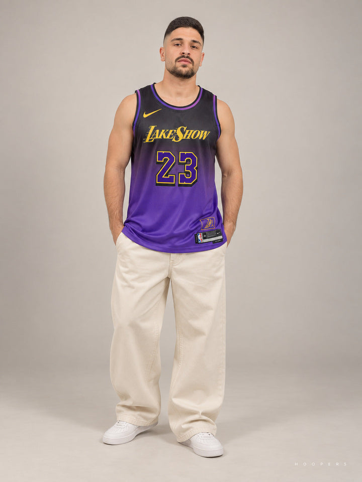 גופיית NBA לברון ג'יימס לוס אנג'לס לייקרס – סגול City Edition 24/25 — מבט קדמי