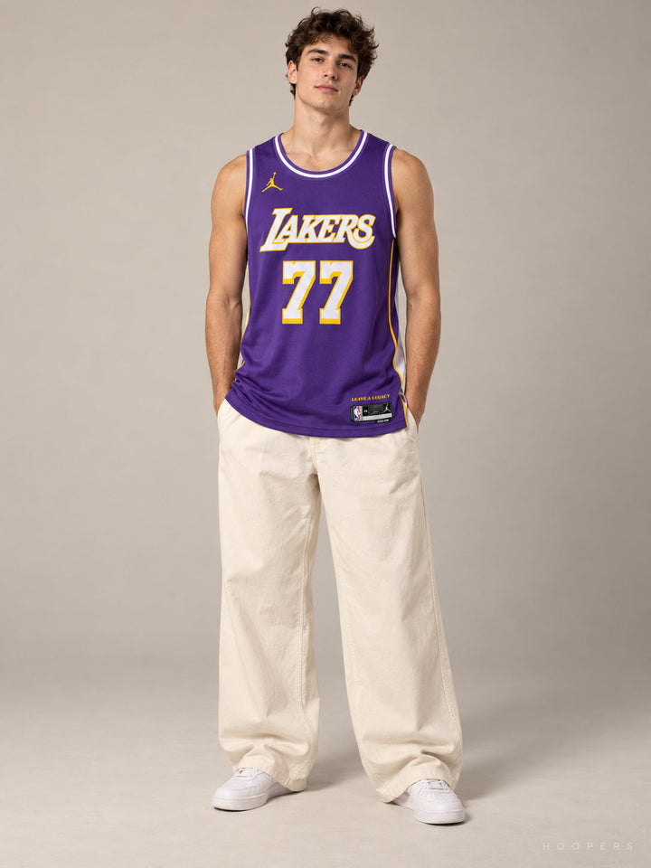 גופיית NBA לוקה דונצ'יץ' לוס אנג’לס לייקרס – סגול Statement  Edition 2025–26 — מבט קדמי