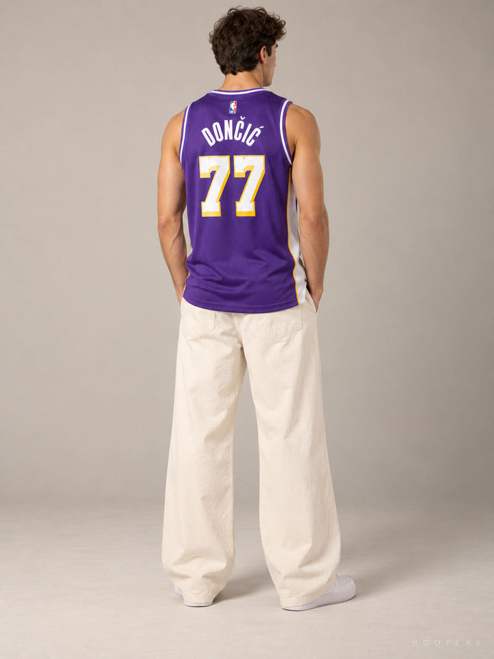 גופיית NBA לוקה דונצ'יץ' לוס אנג’לס לייקרס – סגול Statement  Edition 2025–26 — מבט אחורי