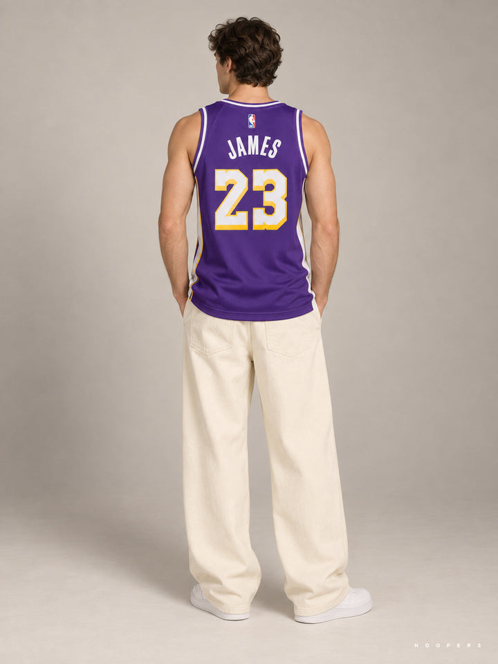 גופיית NBA לברון ג׳יימס לוס אנג׳לס לייקרס – סגול Statement Edition 2025–26 — מבט אחורי