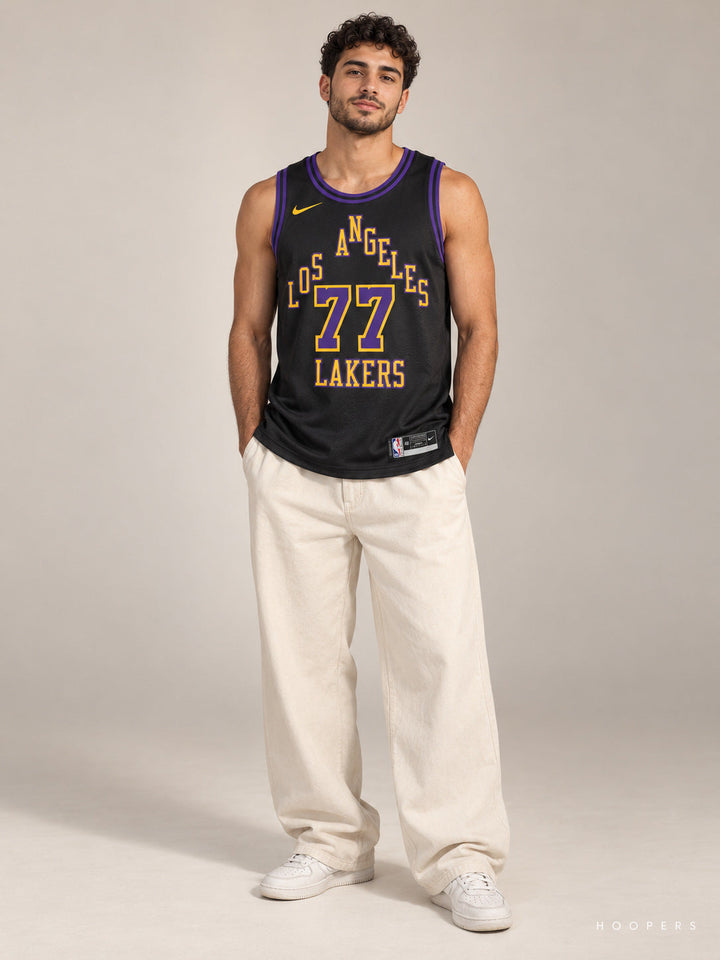 גופיית NBA לוקה דונצ'יץ' לוס אנג'לס לייקרס – Black City Edition 2025/26 — מבט קדמי