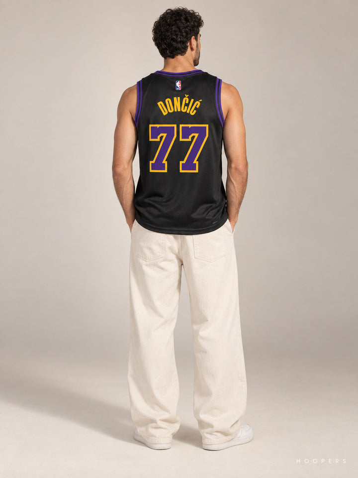 גופיית NBA לוקה דונצ'יץ' לוס אנג'לס לייקרס – Black City Edition 2025/26 — מבט אחורי