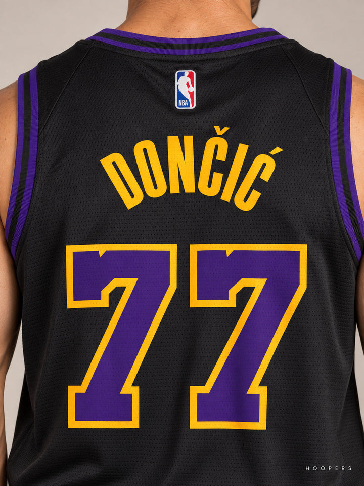 גופיית NBA לוקה דונצ'יץ' לוס אנג'לס לייקרס – Black City Edition 2025/26 — תקריב גב