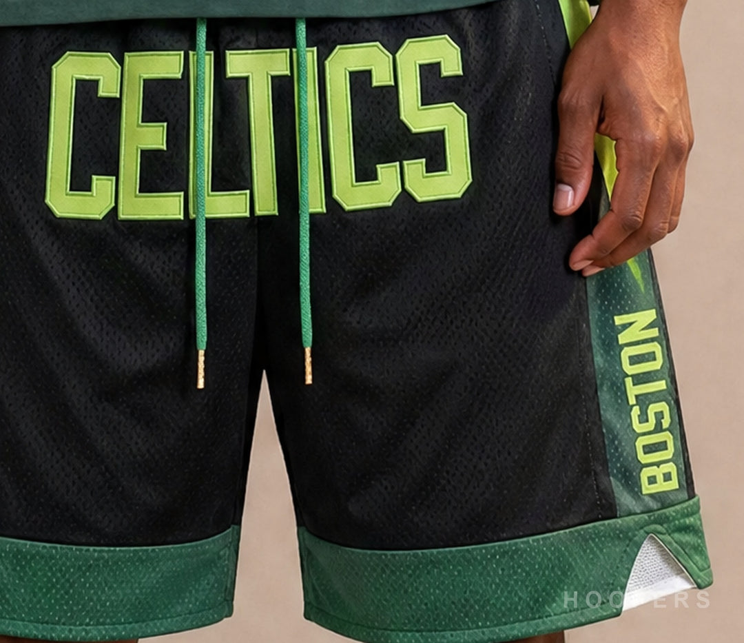 מכנסי כדורסל בוסטון סלטיקס – תקריב על הכיתוב CELTICS התפור, מרקם המש ומכפלת ירוקה