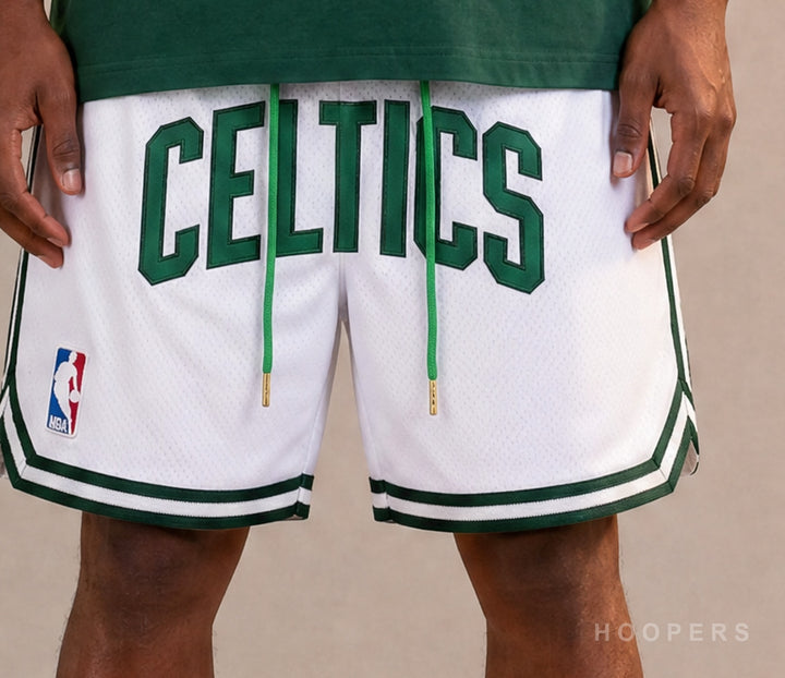 מכנסי כדורסל בוסטון סלטיקס – תקריב על הכיתוב CELTICS התפור, פאץ' NBA ומרקם המש