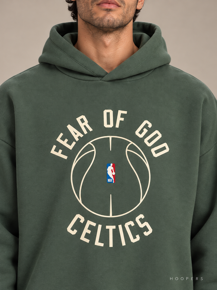 קפוצ'ון Fear of God Essentials x NBA – בוסטון סלטיקס ירוק – תקריב חזית