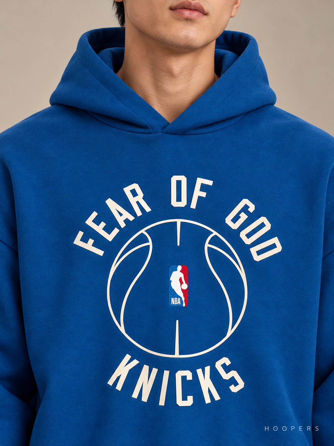 קפוצ'ון Fear of God Essentials x NBA – ניו יורק ניקס כחול – תקריב חזית