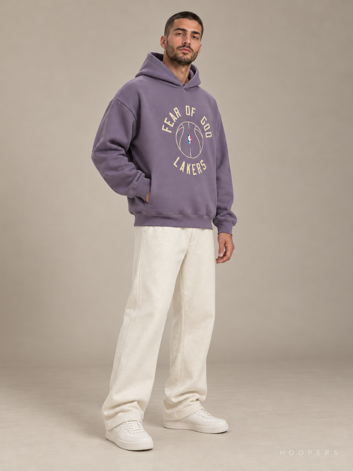 קפוצ'ון Fear of God Essentials x NBA – לוס אנג'לס לייקרס סגול – זווית