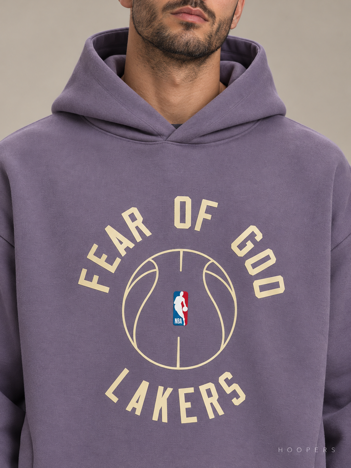קפוצ'ון Fear of God Essentials x NBA – לוס אנג'לס לייקרס סגול – תקריב חזית