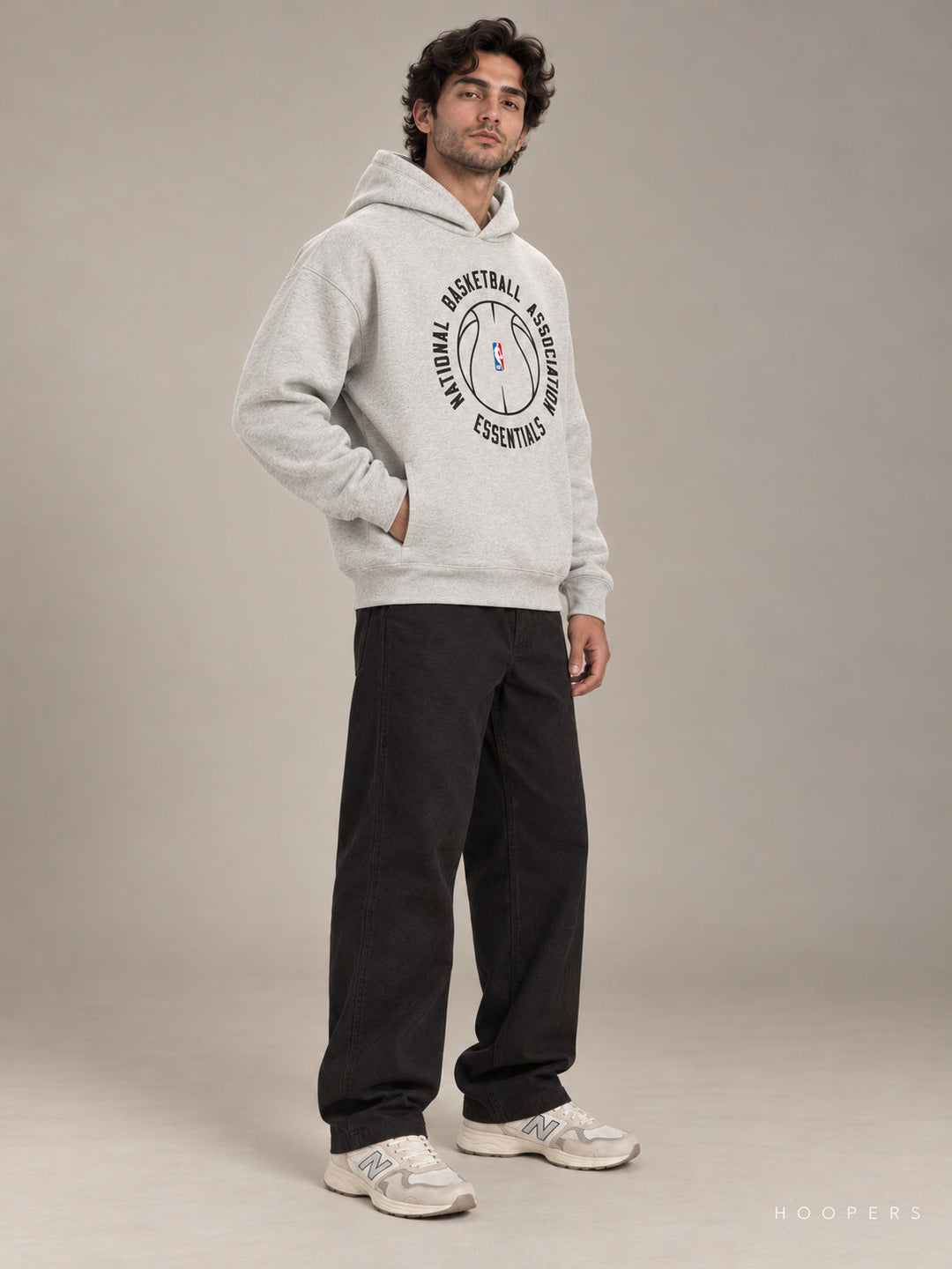 קפוצ'ון Fear of God Essentials x NBA – אפור בהיר – זווית