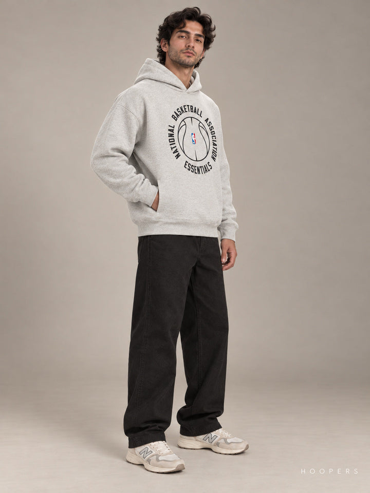 קפוצ'ון Fear of God Essentials x NBA – אפור בהיר – זווית