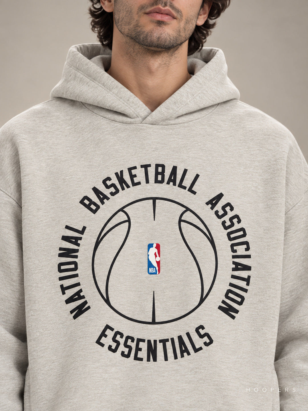 קפוצ'ון Fear of God Essentials x NBA – אפור בהיר – תקריב חזית
