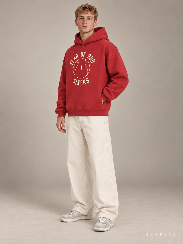 קפוצ'ון Fear of God Essentials x NBA – פילדלפיה סיקסרס אדום – זווית