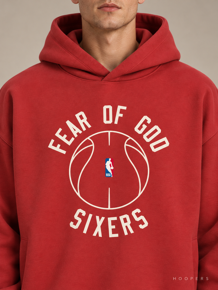 קפוצ'ון Fear of God Essentials x NBA – פילדלפיה סיקסרס אדום – תקריב חזית