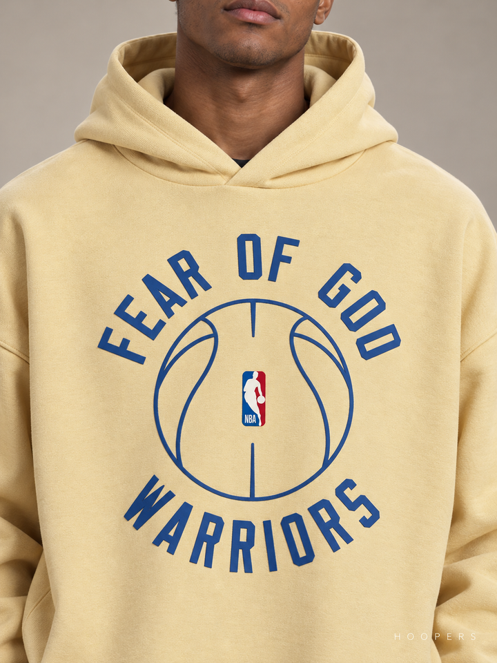 קפוצ'ון Fear of God Essentials x NBA – גולדן סטייט צהוב – תקריב חזית