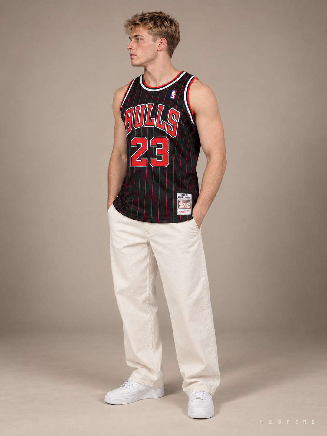 גופיית NBA מייקל ג'ורדן שיקגו בולס שחור פסים רטרו – צד