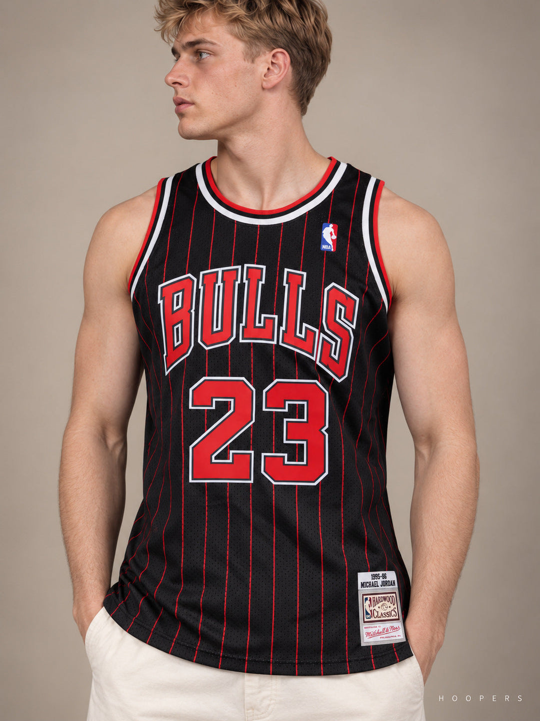 גופיית NBA מייקל ג'ורדן שיקגו בולס שחור פסים רטרו – תקריב חזה