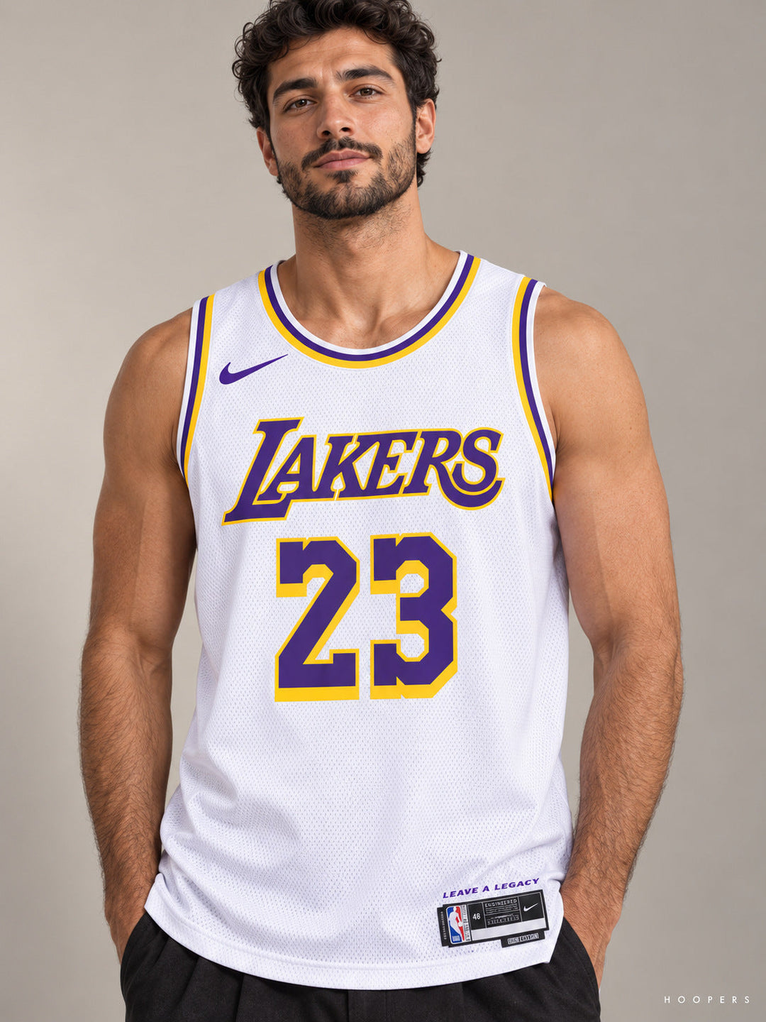 גופיית NBA לברון ג'יימס לייקרס לבן – תקריב חזה