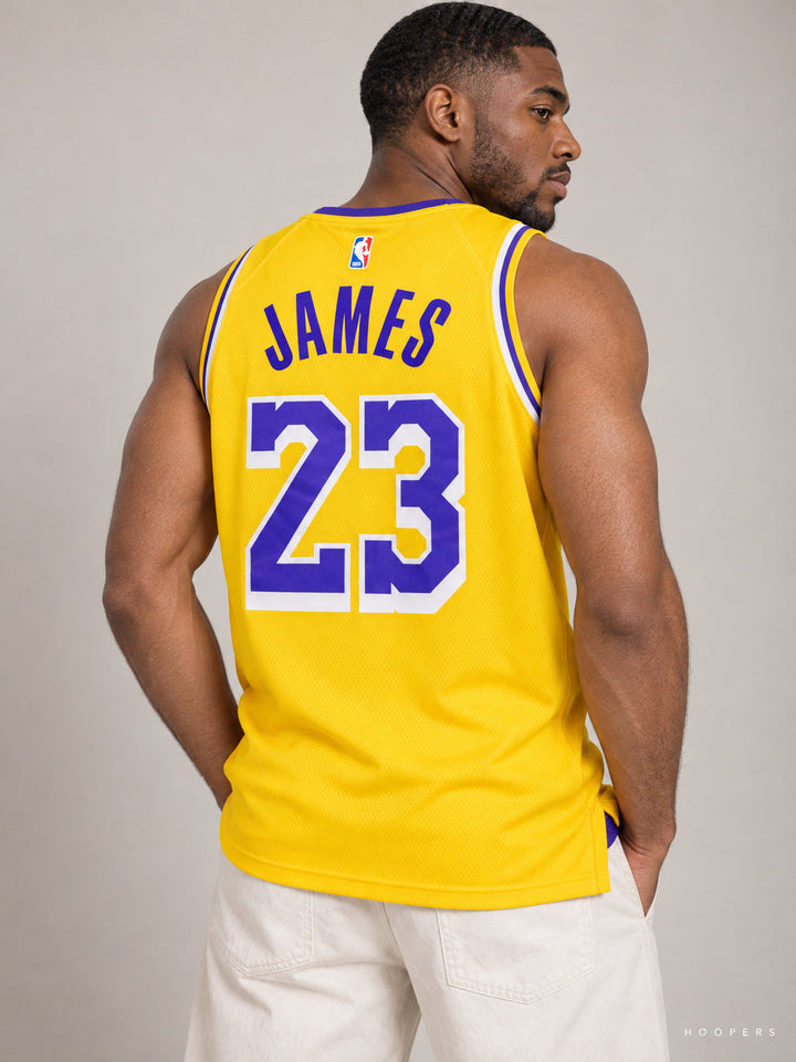 גופיית NBA לברון ג'יימס לייקרס צהוב – תקריב גב