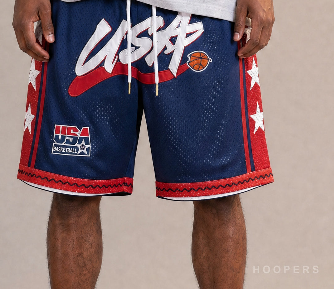 תקריב של הכיתוב USA התפור וסמל USA Basketball