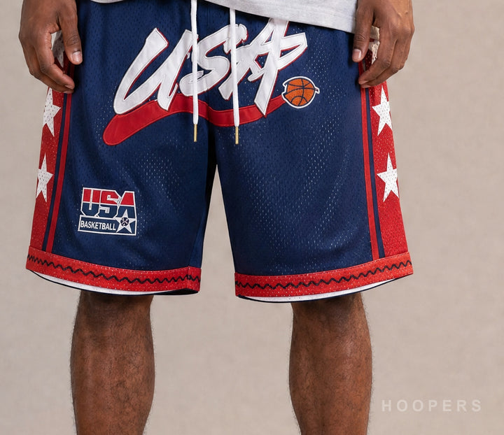 תקריב של הכיתוב USA התפור וסמל USA Basketball
