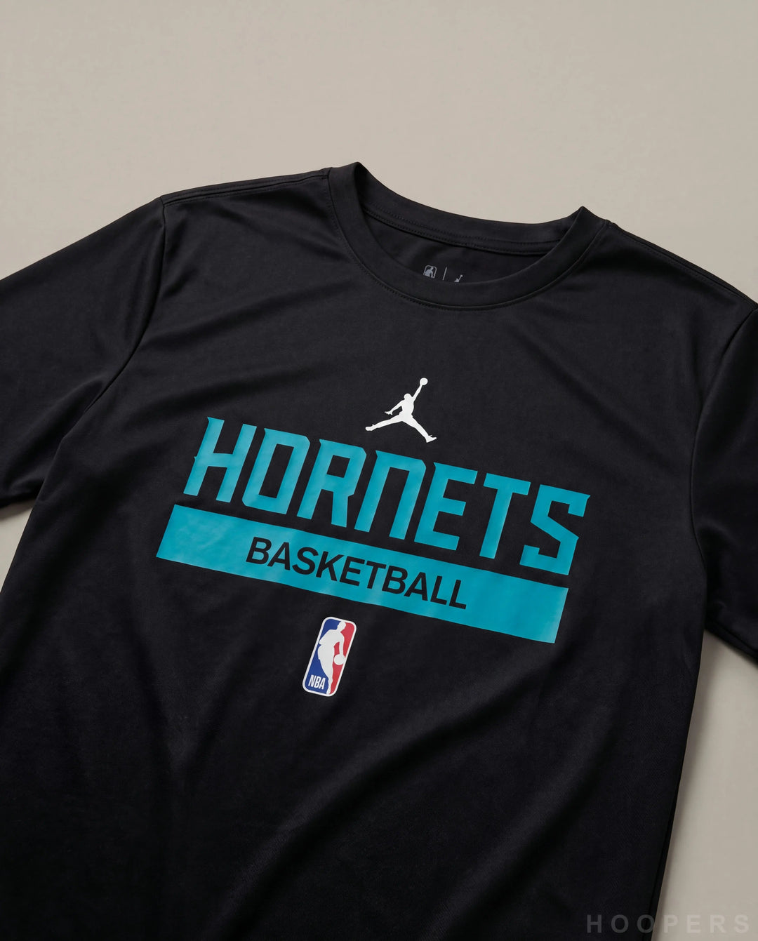 חולצת אימון הורנטס - פרט הדפס HORNETS בד Dri-FIT