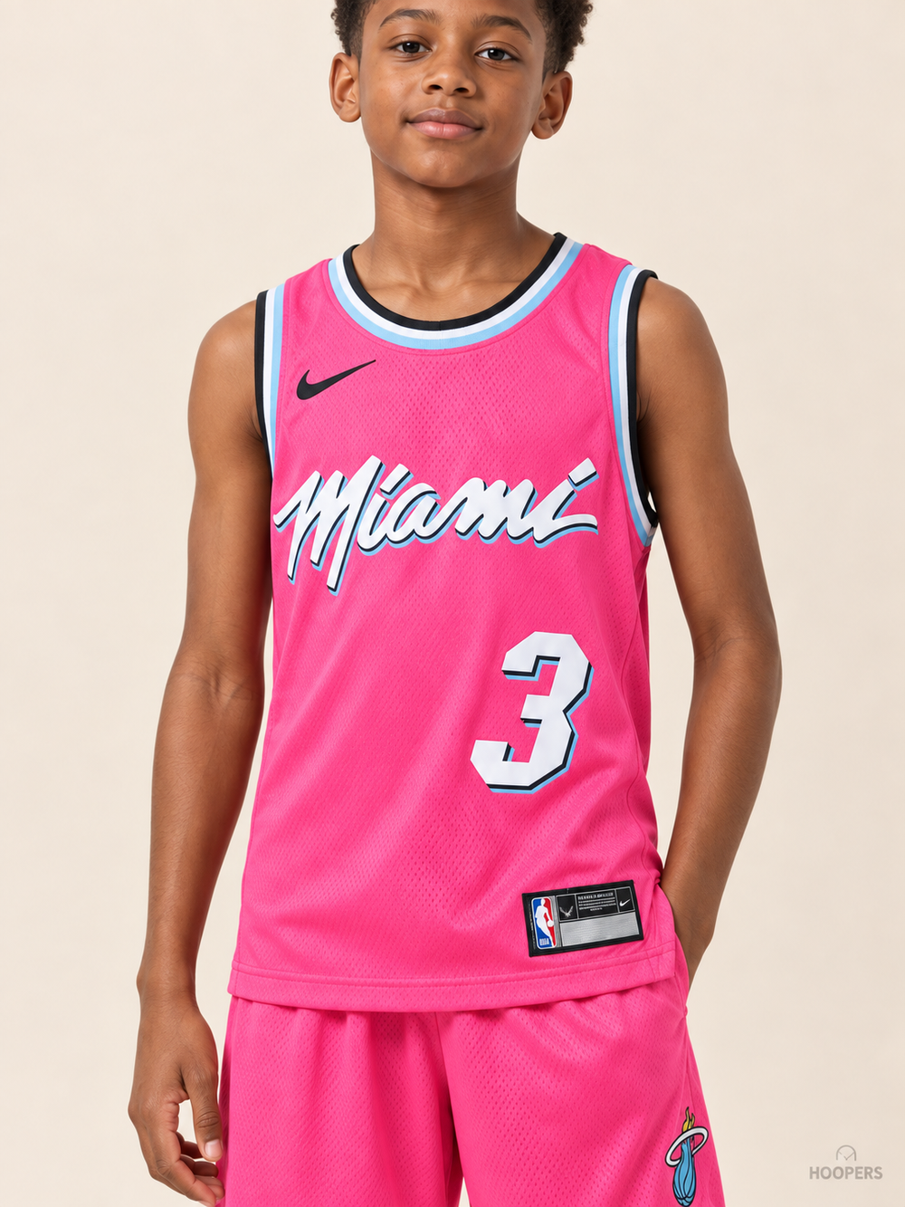 גופיית NBA לילדים דווין וויד מיאמי היט ורוד - תקריב חזית HOOPERS