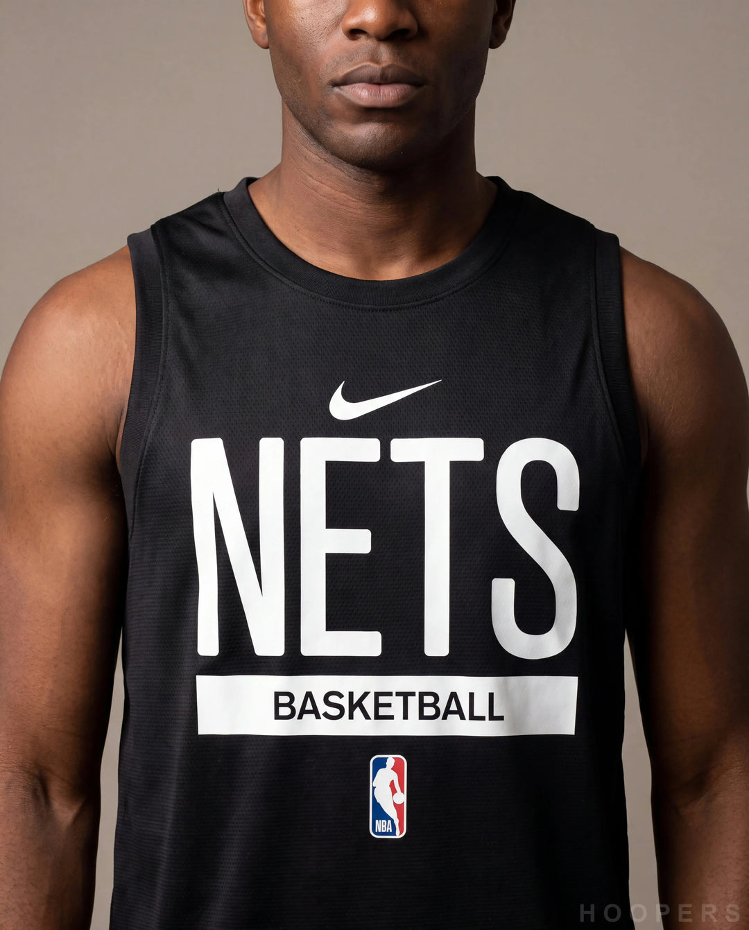 כיתוב NETS על גופיית אימון HOOPERS