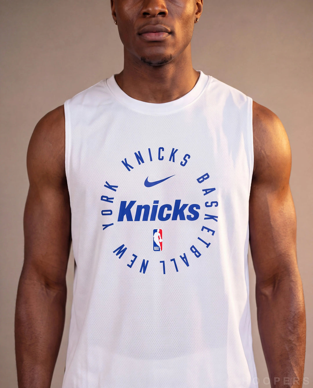 לוגו ניו יורק ניקס על גופיית אימון HOOPERS