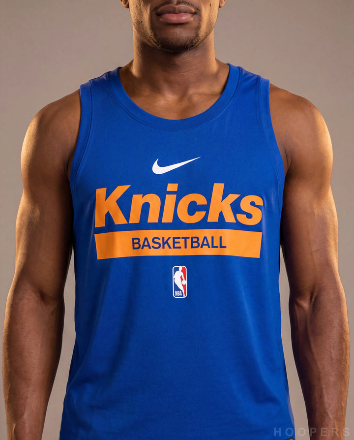 כיתוב Knicks על גופיית אימון HOOPERS