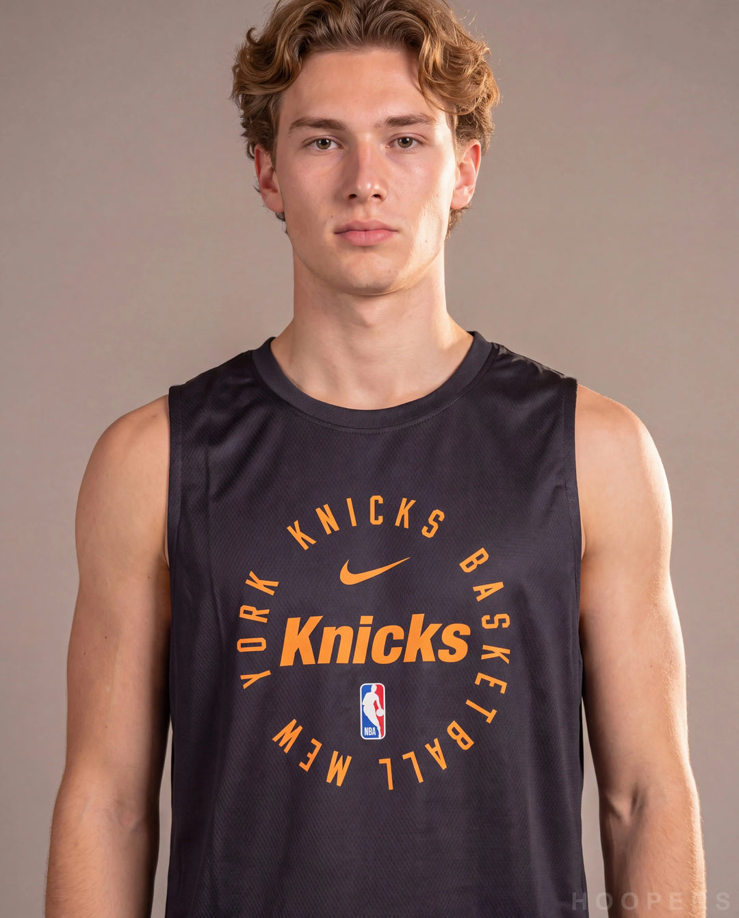 לוגו ניו יורק ניקס כתום על גופיית אימון HOOPERS