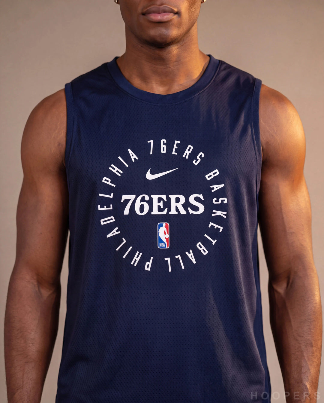 לוגו פילדלפיה סיקסרס על גופיית אימון HOOPERS