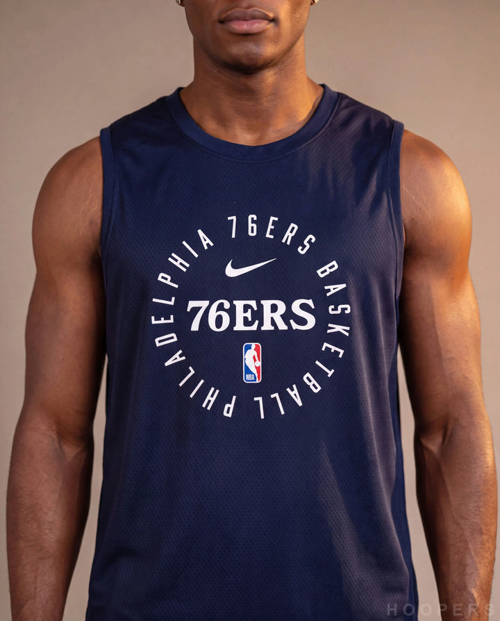 לוגו פילדלפיה סיקסרס על גופיית אימון HOOPERS