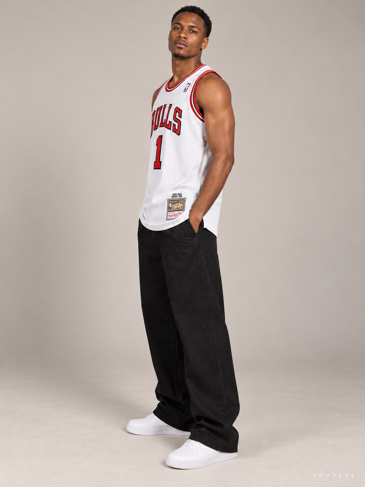 גופיית NBA דריק רוז שיקגו בולס – לבן רטרו 2010/11 – זווית