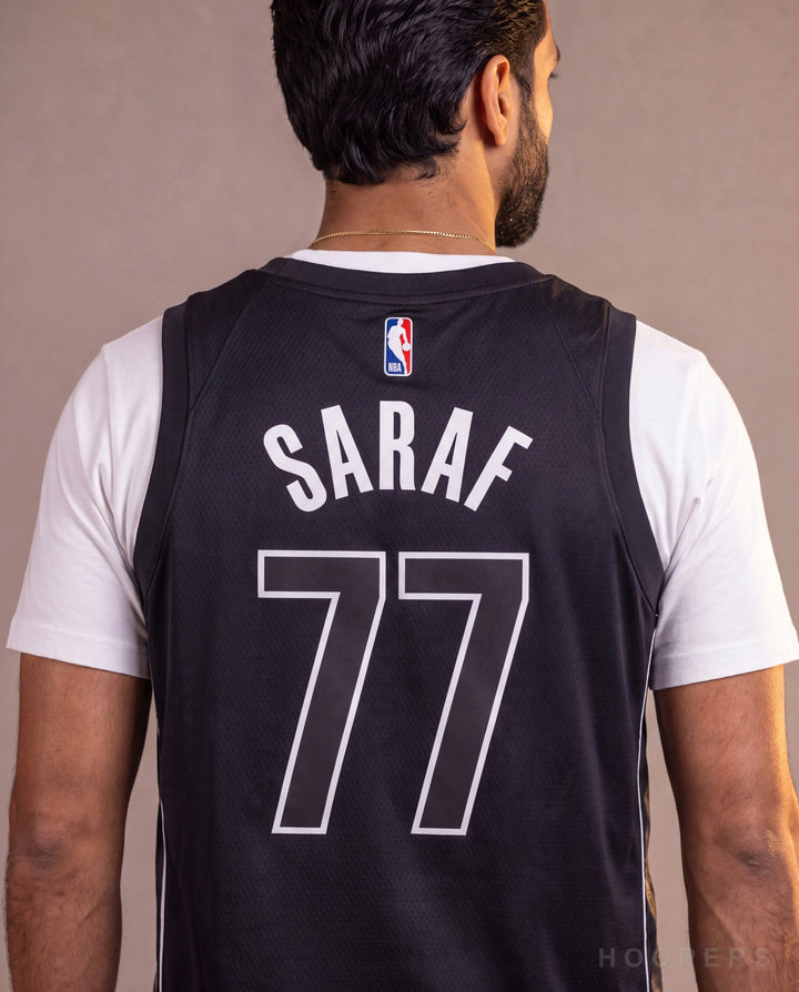 HOOPERS - פרט גב: שם SARAF ומספר 77 על גופיית ברוקלין נטס