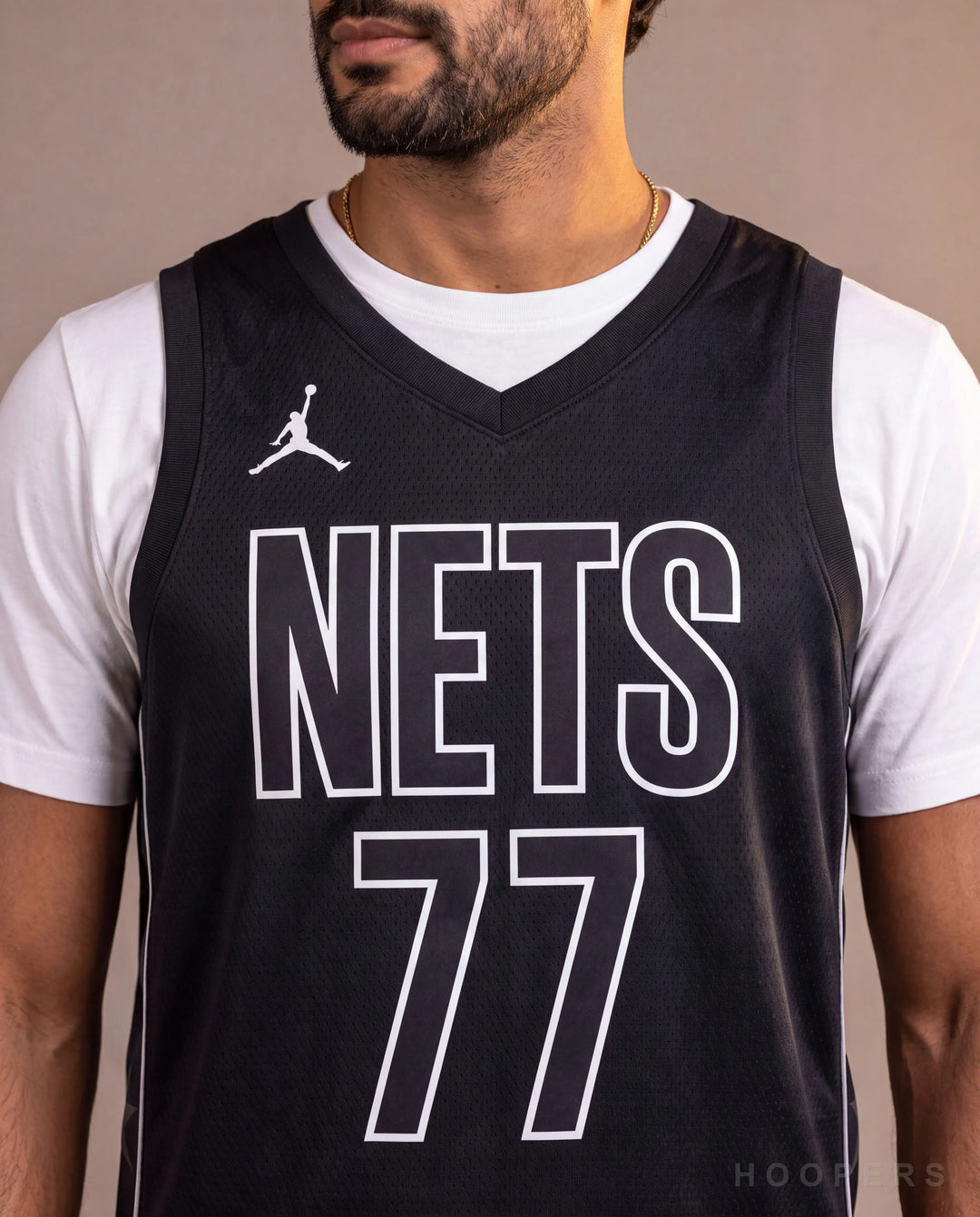 HOOPERS - פרט חזה: כיתוב NETS 77 ולוגו Jordan על גופיית ברוקלין נטס