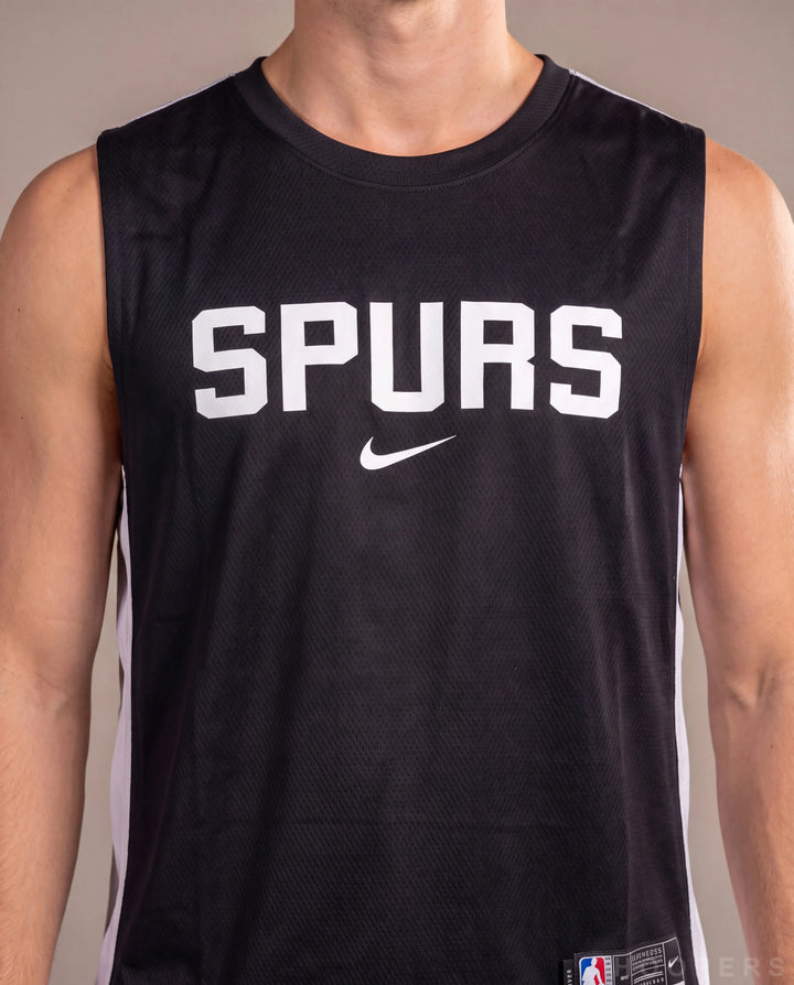 כיתוב SPURS על גופיית אימון HOOPERS